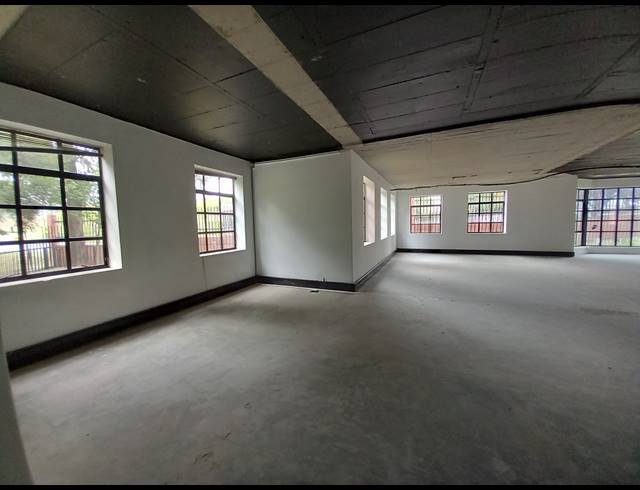 246M² OFFICE TO LET IN LYME PARK